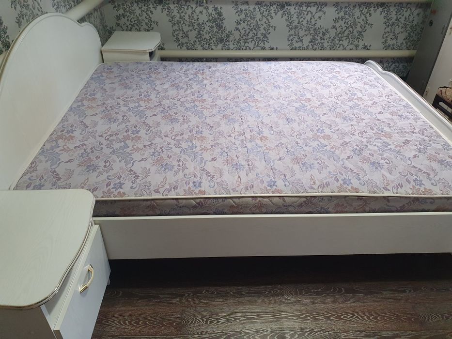 Продам спальный гарнитур в хорошем состоянии. Недорого. Срочно