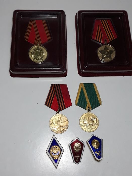 Продам значки и другое  времён СССР