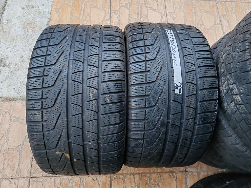 Vând cauciucuri 295/30/20 M+S 2 buc dot 2016 Pirelli  6,5mm