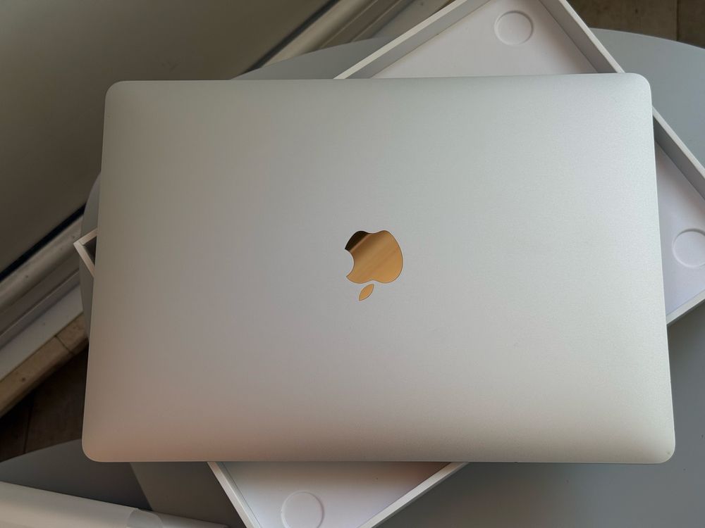 Apple Macbook Air M1 Silver 8GB/256GB - Като НОВ, 69 зареждания!