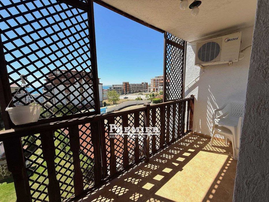 Тристаен апартамент с гледка към морето на 300 метра от плажа