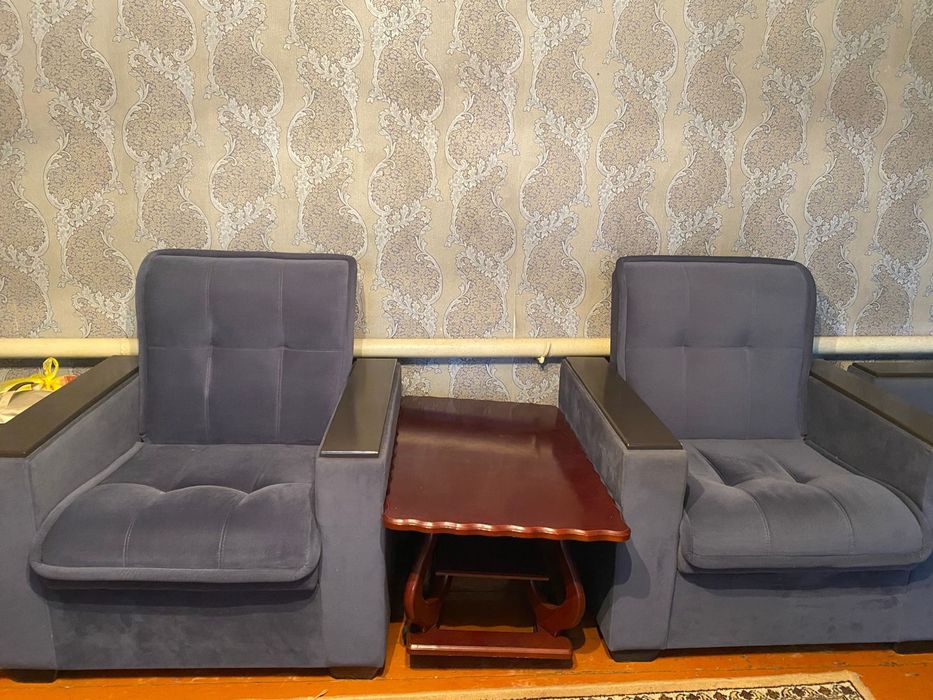 Продам срочно диван с креслами