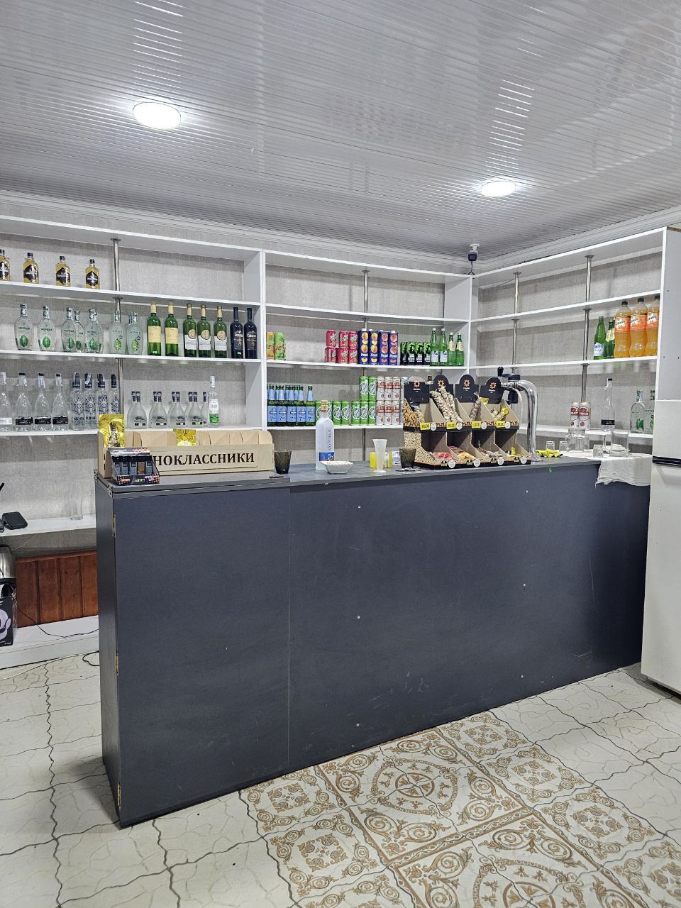 Полки для магазина и бар