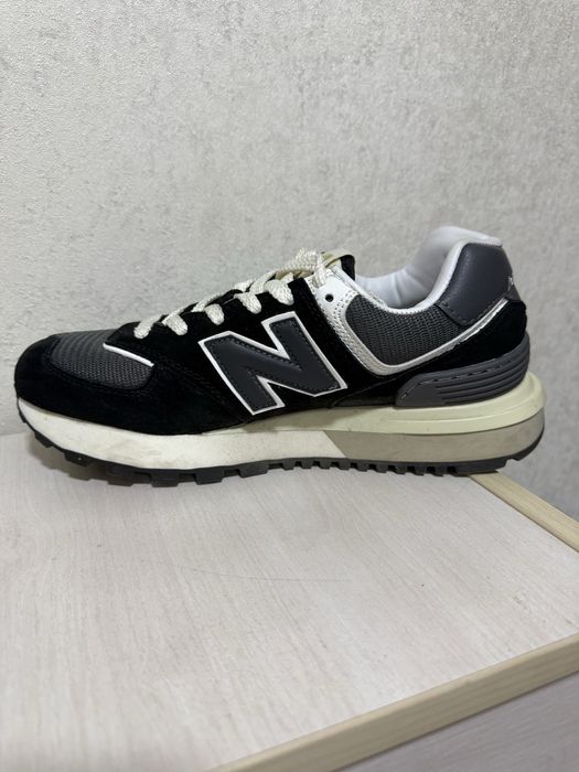 Кроссовки  кожанные в отличном состояние 39 размер