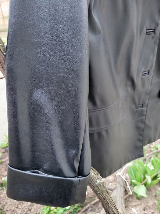 Vând geaca 100/pvc.culoare negru.purtata f puțin. Scurta .