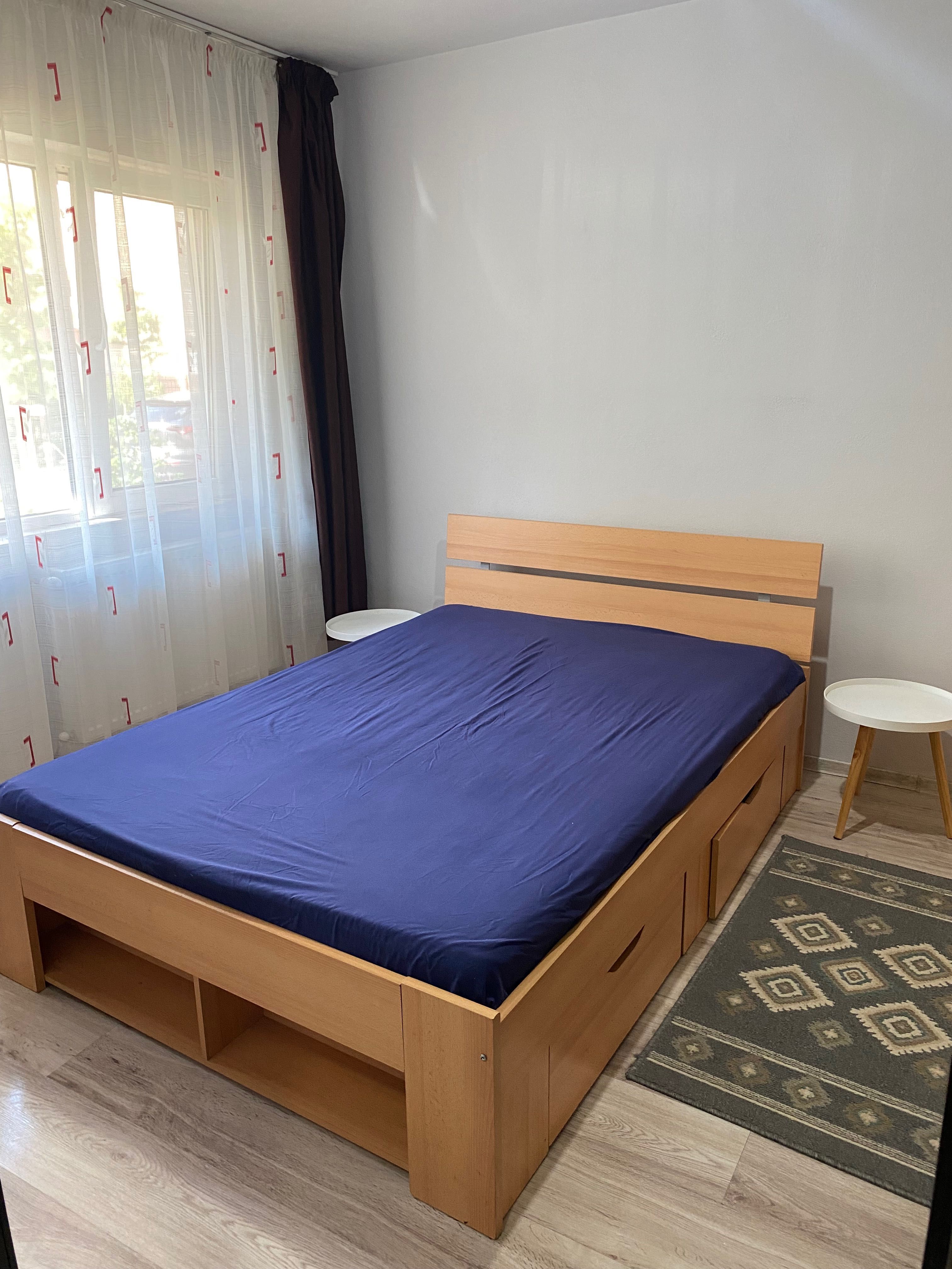 Ofer spre închiriere apartament cu două camere