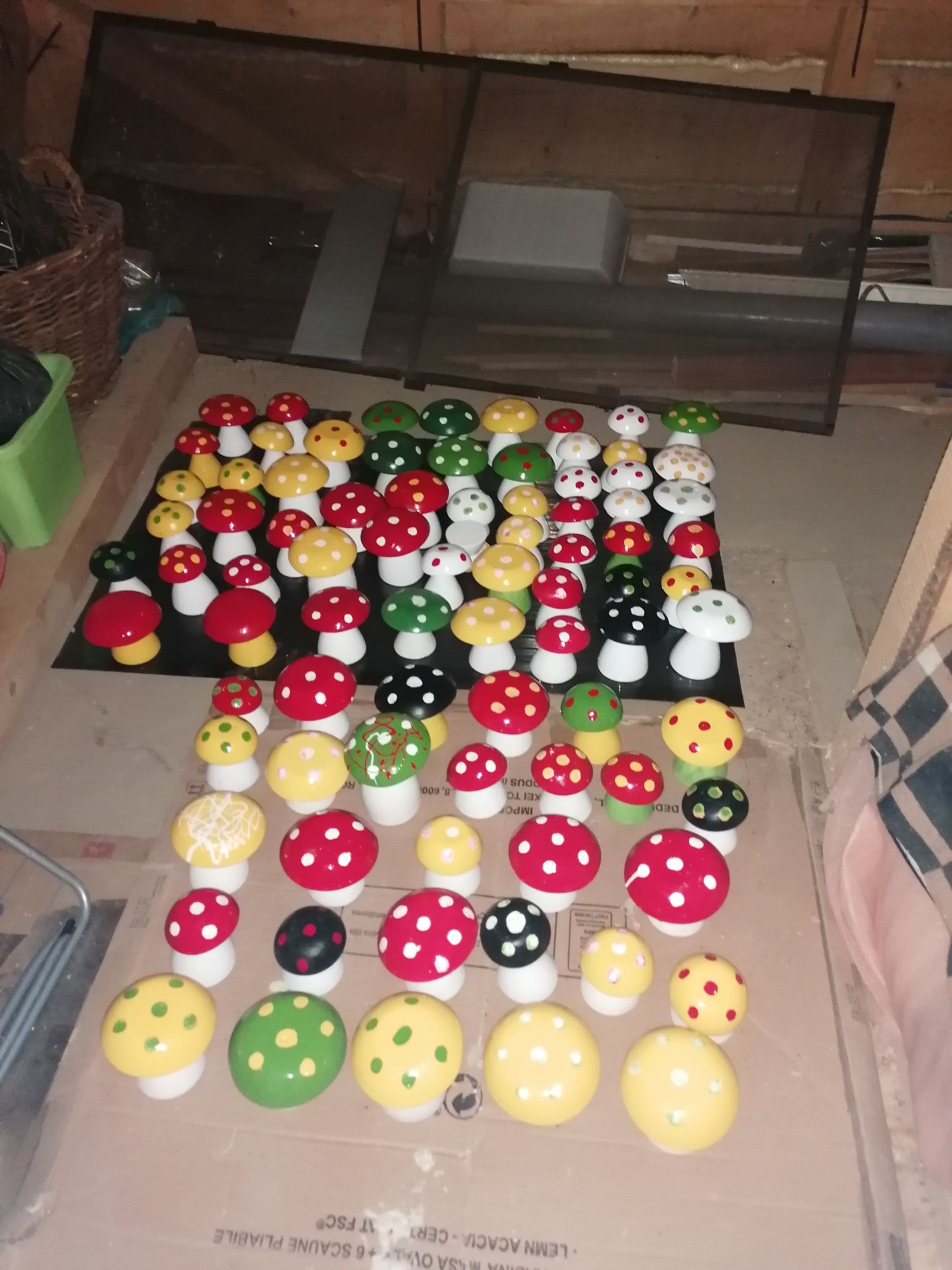 Vând ciuperci ornamente