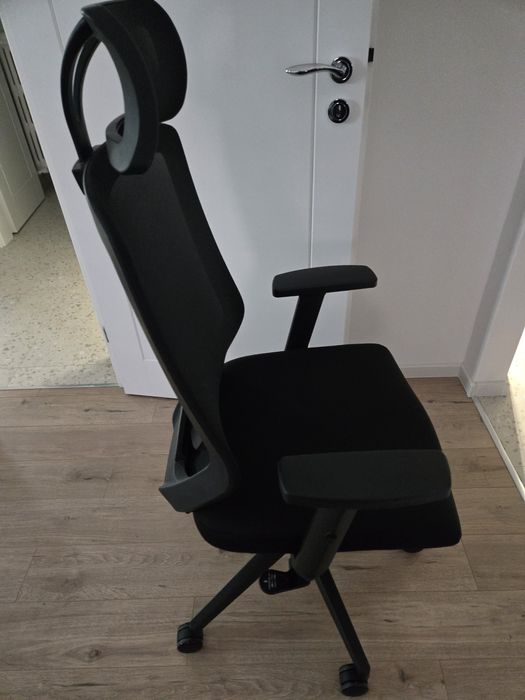 Scaun de birou ergonomic – ca nou, cu suport lombar și material textil