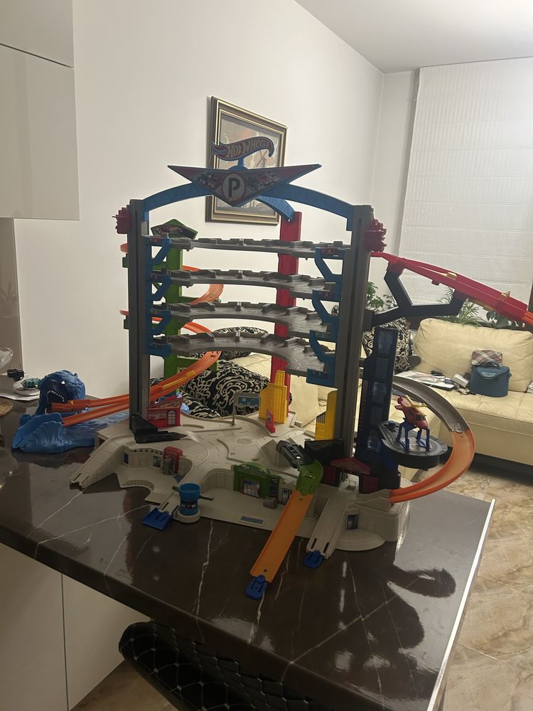 Огромен гараж Hot Wheels