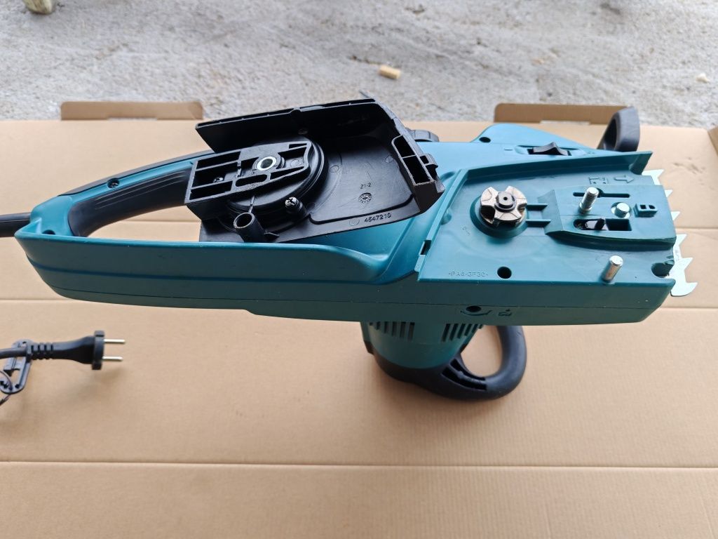 Електрическа резачка за дърва Makita UC3541A
