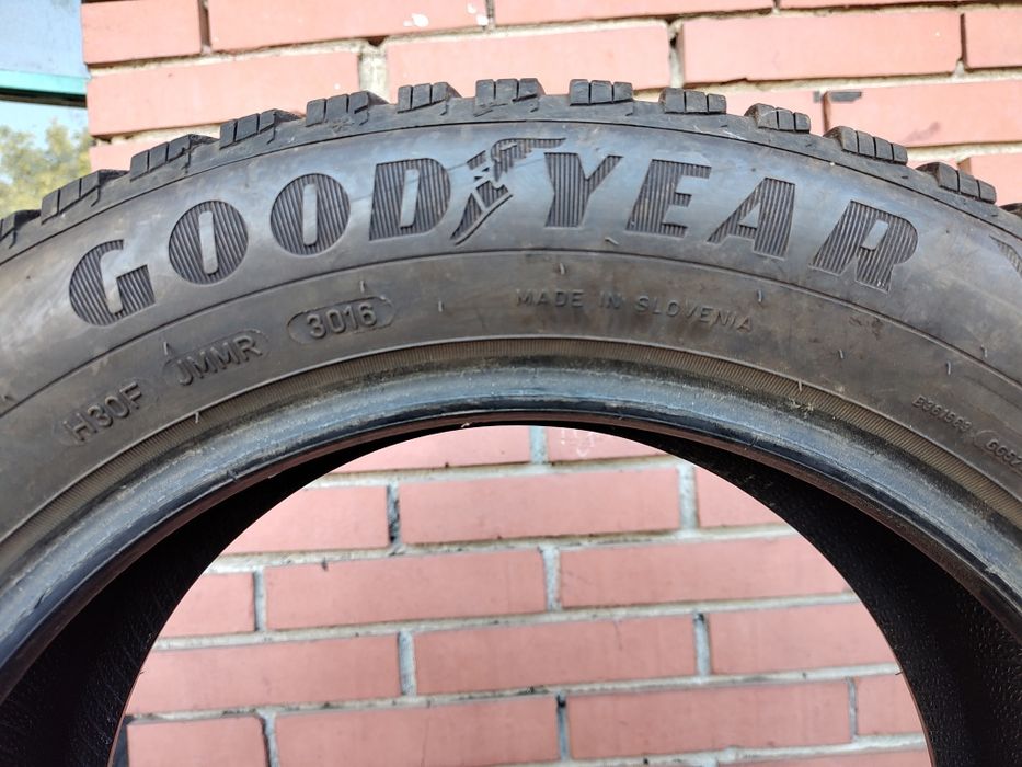Продавам 4бр. Зимни гуми 205/55/16 Goodyear