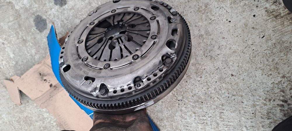 Kit ambreiaj volanta cu masa dubla vw Golf 6 1.6 TDI cayc Sachs noua