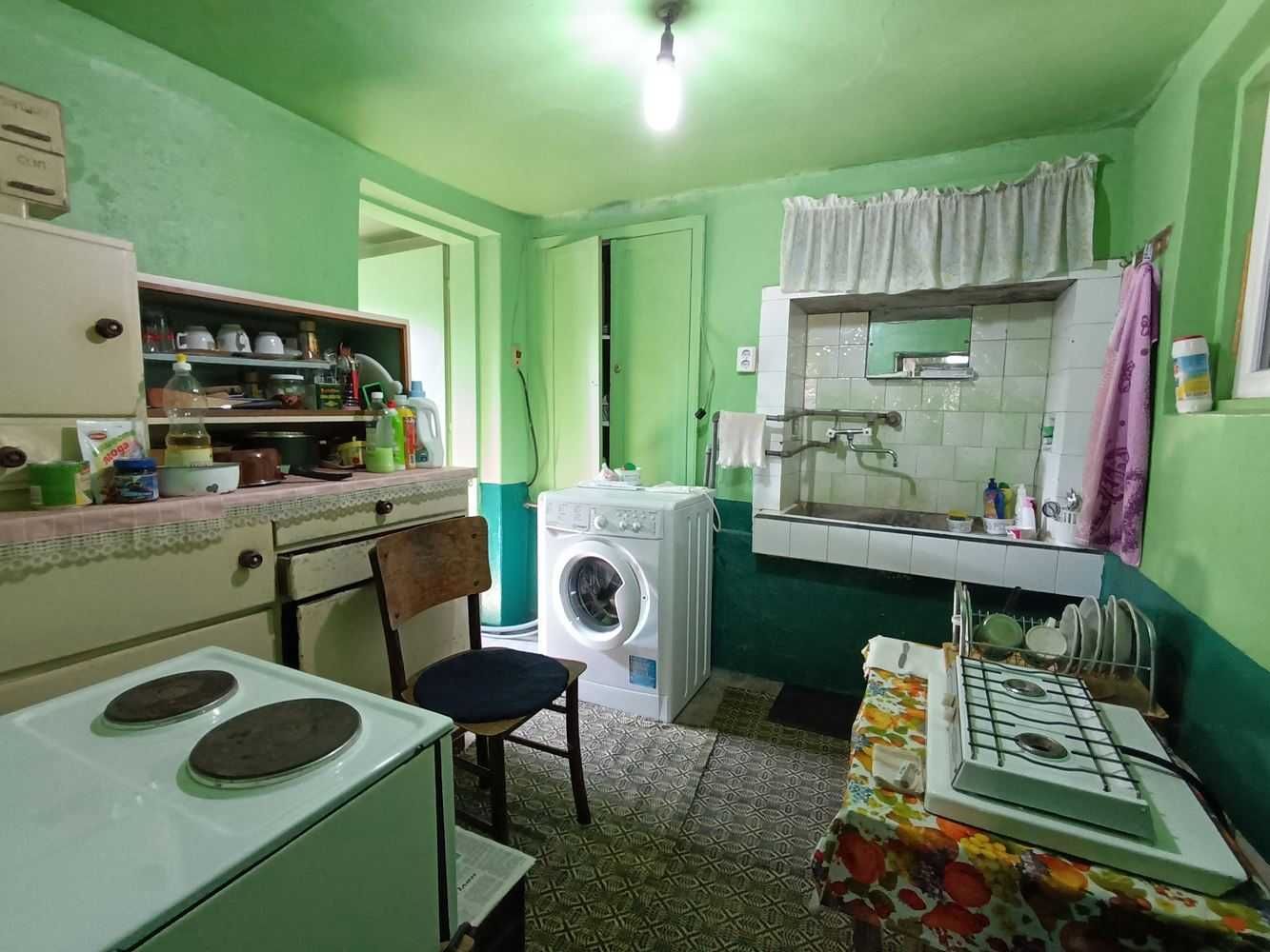 Двуетажна тухлена къща в село Иванча