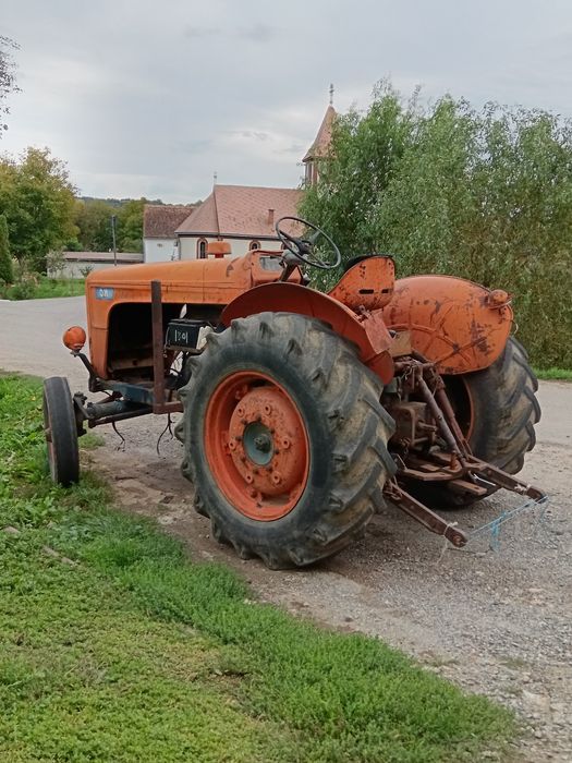 Disponibil tractor om 513 fara motor!