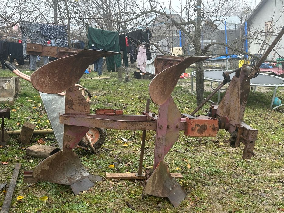 Vând plug reversibil