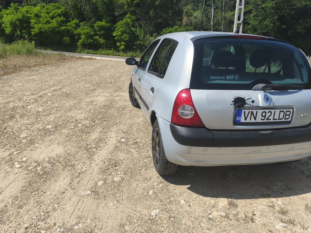 Vând Renault Clio 2 motor 12.16v proprietar fiscal pe loc