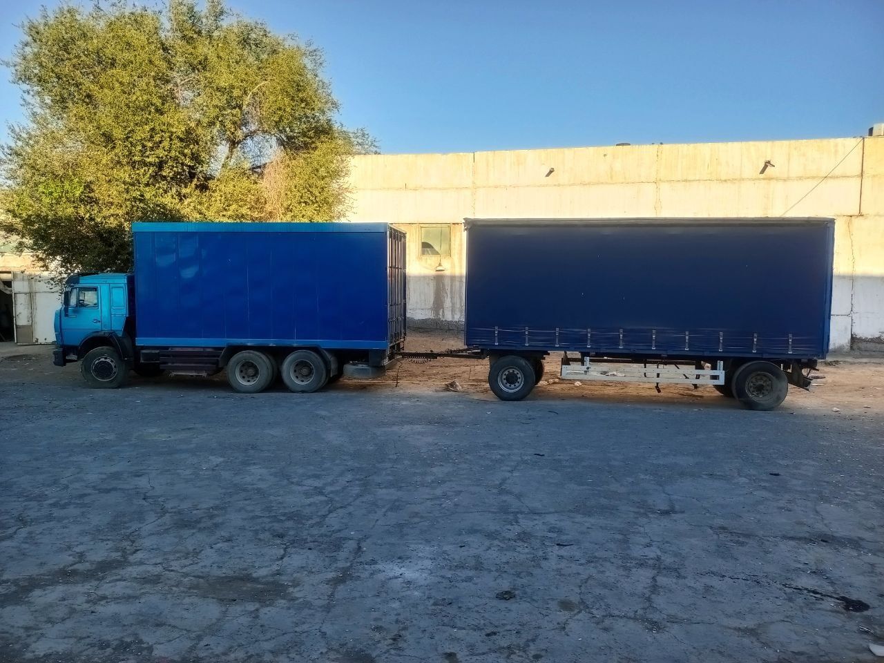 Kamaz 53215 yuk furgon havorang 1976 yil