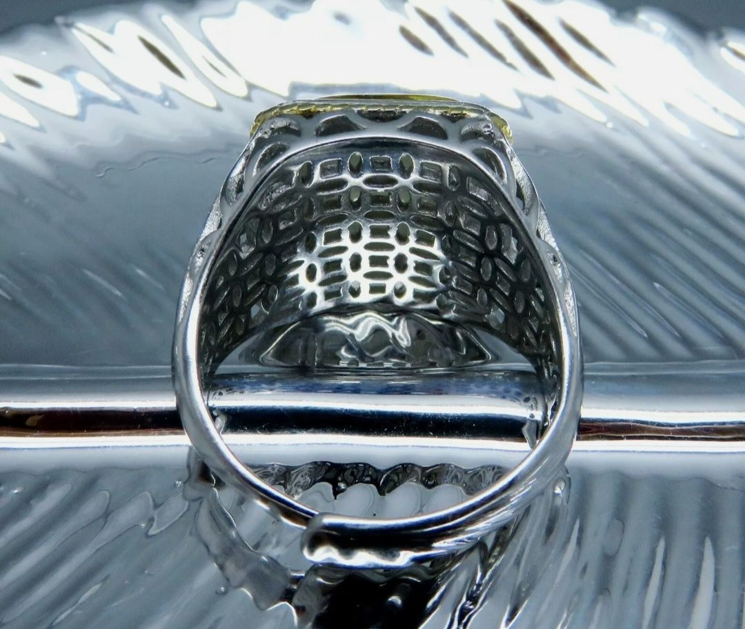 Масивен сребърен пръстен с Балтийски кехлибар и запазен в него паяк.