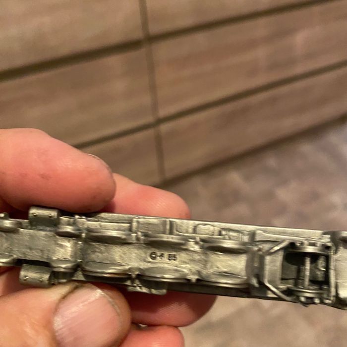 Locomotive din metal cu panou de expunere și șine metalice