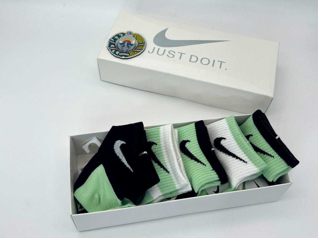 Спортивные женские носки NIKE в подарочной упаковке.