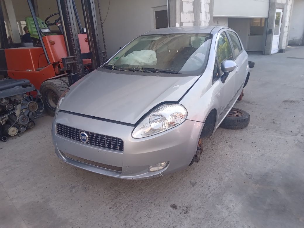 Dezmembrez Fiat punto