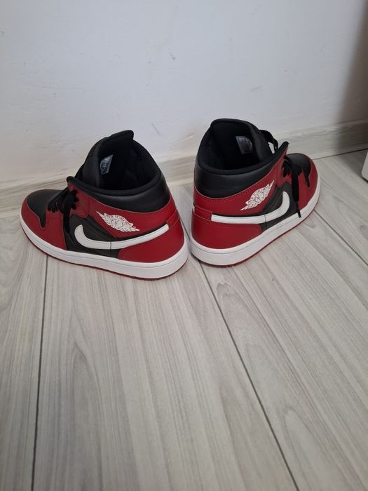 Air Jordan 1 Mid Marimea 41 coloare roșie-neagra-alba