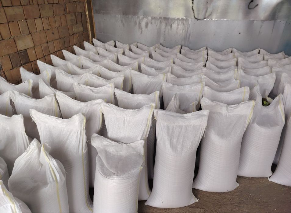 Vând Porumb uscat gata pus in saci ofer si transport la domiciliu