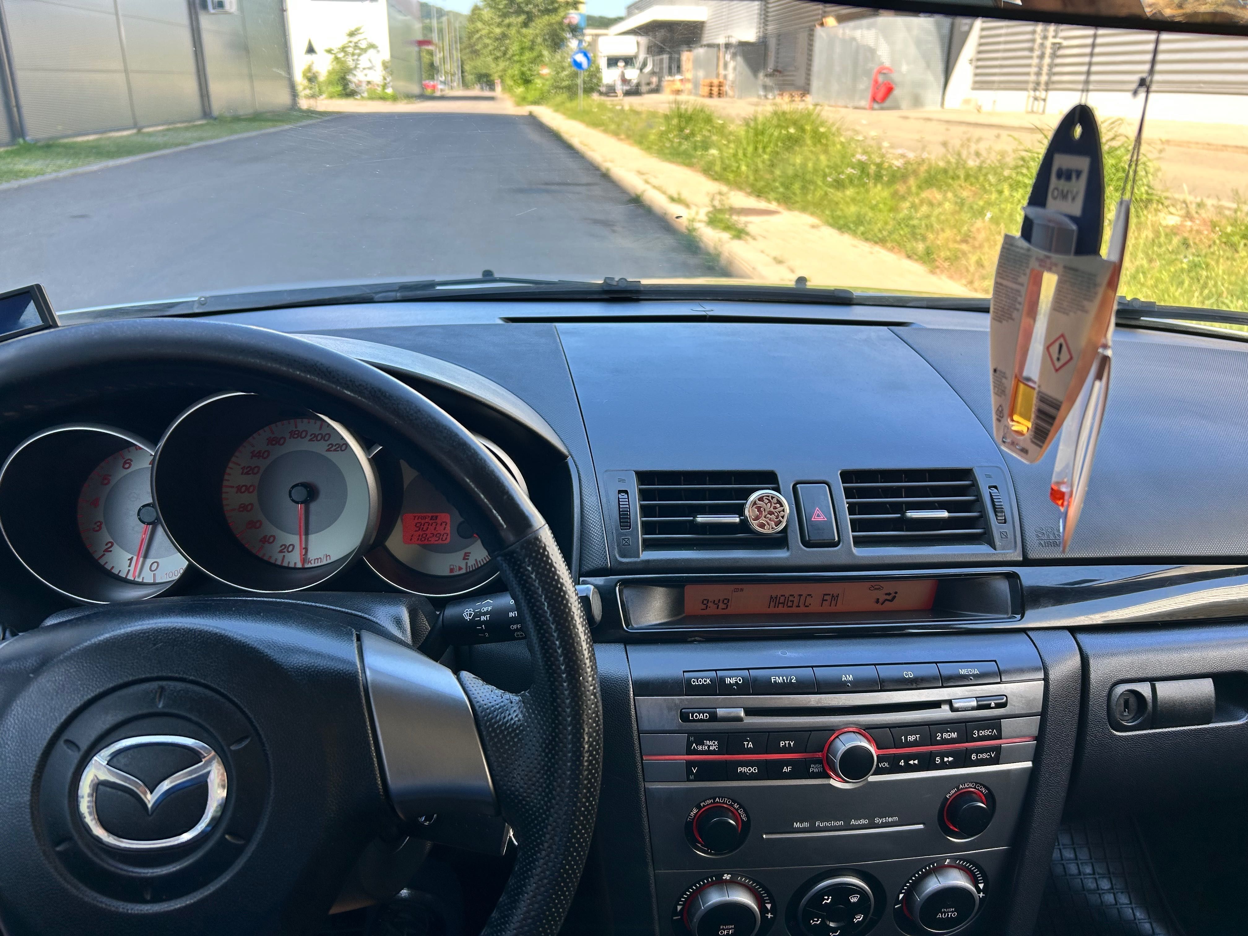 Mazda 3  1,6 benzină .