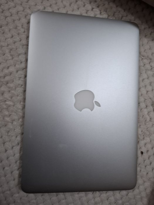 Laptop Acer și MacBook