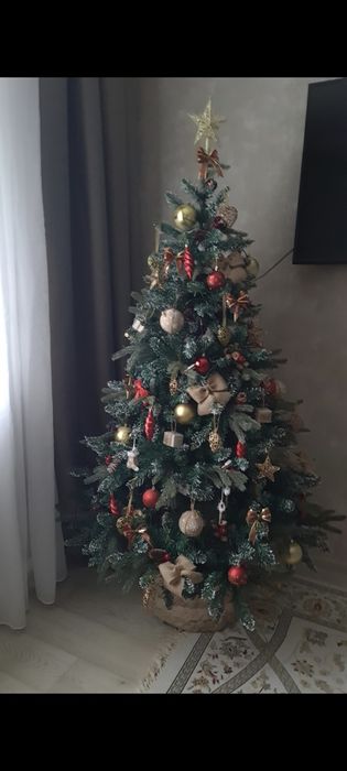 Продам Ёлку 1.8м с игрушками, гирляндами