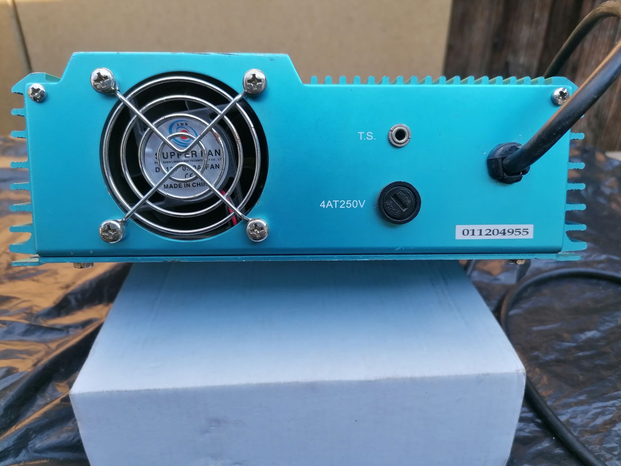 Vând redresor 12v electronic pt. acumulatori 55-100 Ah