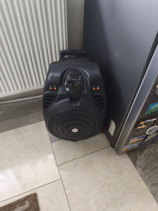 Vând boxa Akai 60 w cu microfon și incarcator