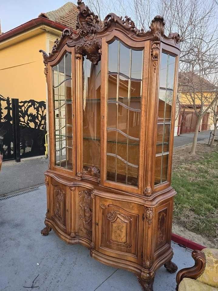Vitrina din lemn cu geam de cristal fațetat