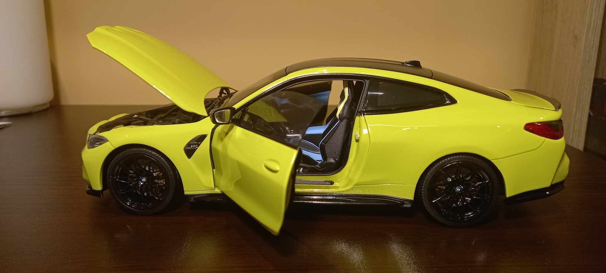 Продавам метална количка на миничемпс 1:18 чисто нова в кутия .