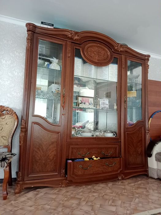 Продам срочно сервант