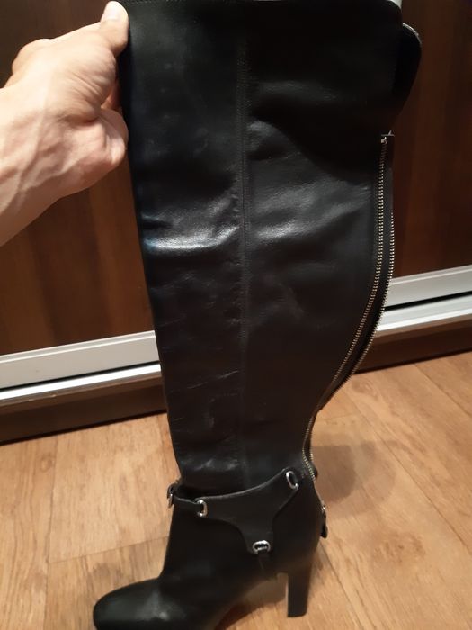 Продам новые женские сапоги