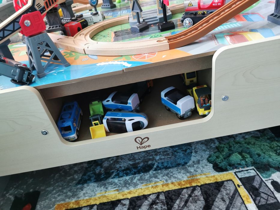 Дървена влакова композиция с маса Hape