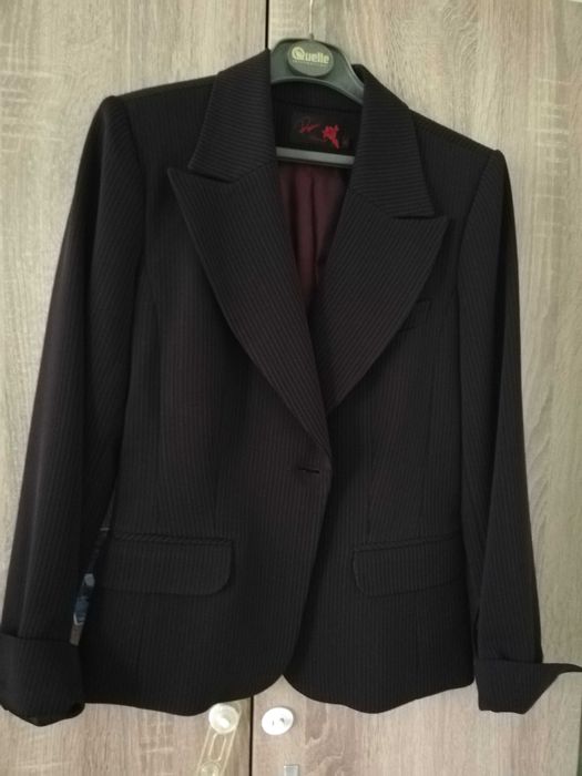 Стилен дамски костюм от сако и панталон на българска фирма Роси