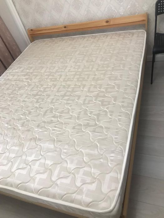 Продается кровать с матрасом.