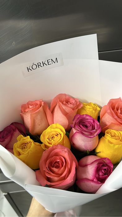 Розы свежие цветные