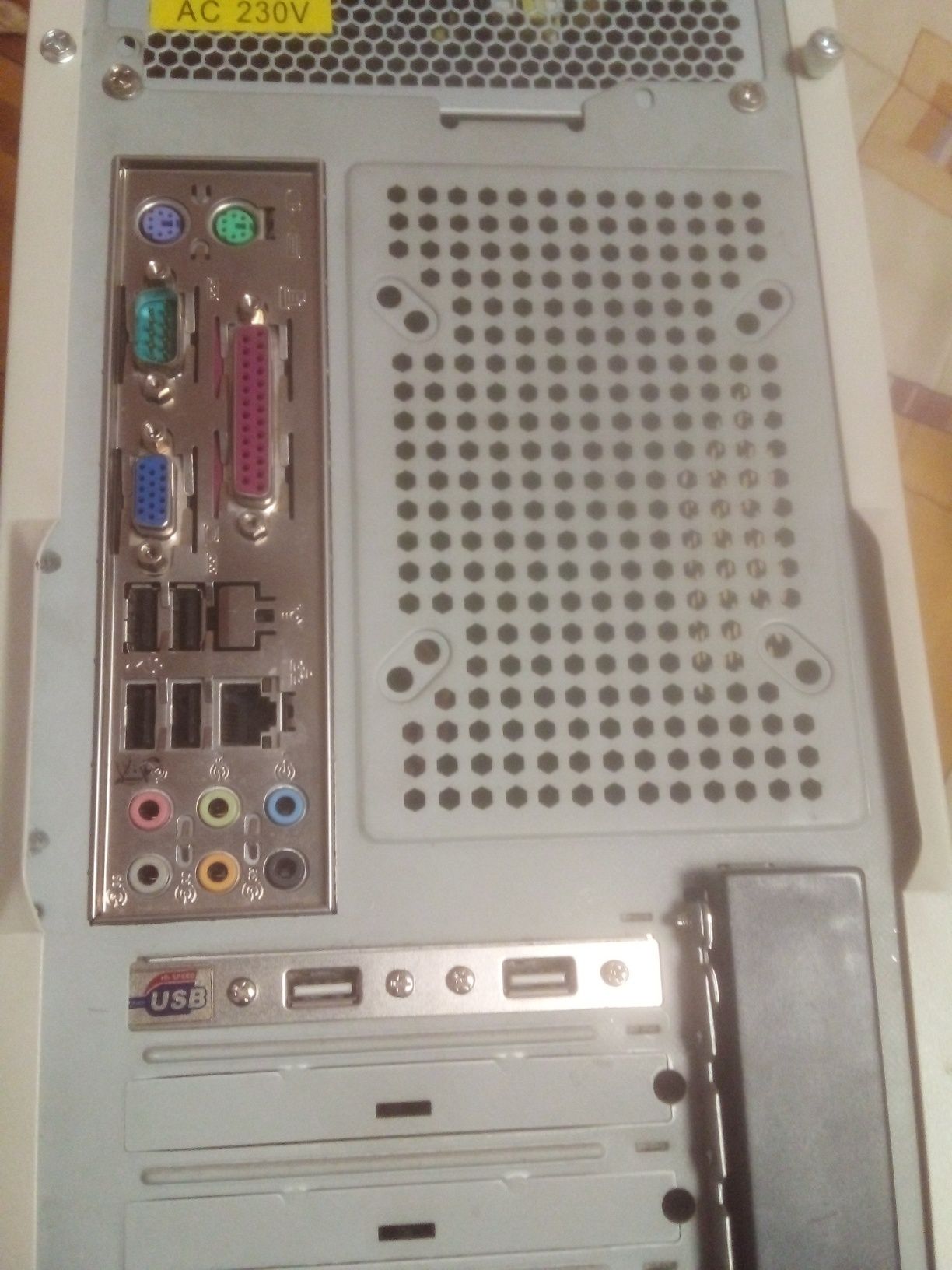 Компютър 2 бр. HD по 80 GB
Pentium( R) 4CPU 3000Ghz
RAM 2 GB
Windows