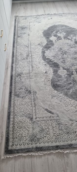 Covor gri cu model