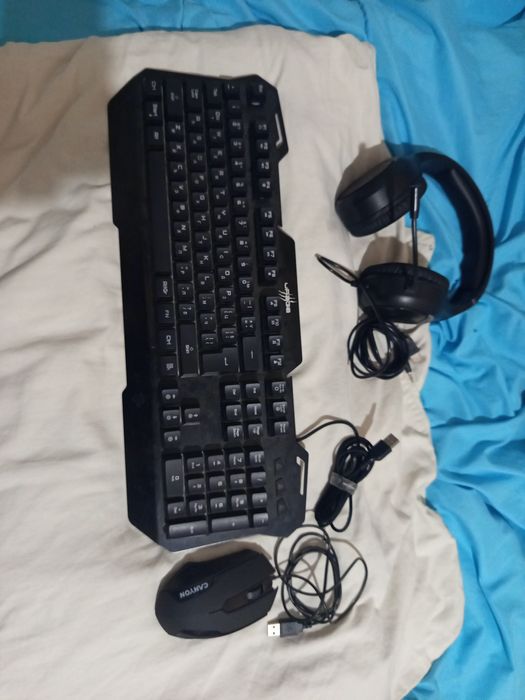 Продавам светеща клавиатура с мишка и слушалки