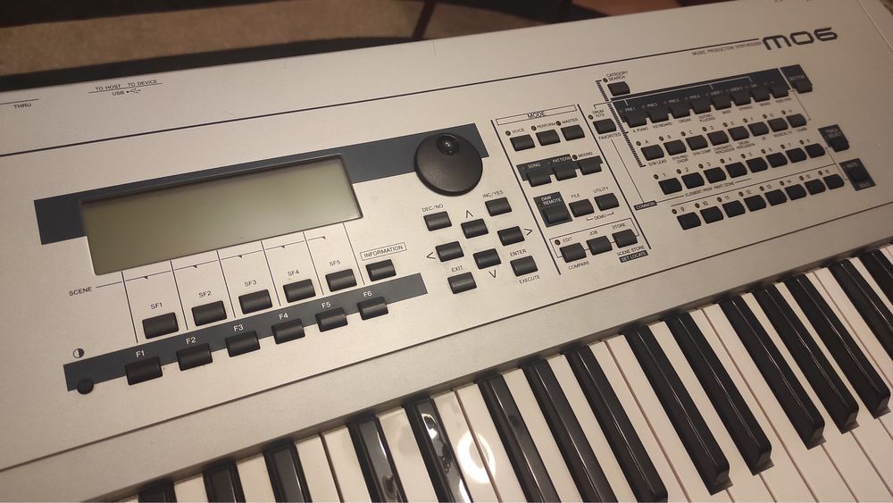 Yamaha MO6 Sintetizator 61 clape + pedala si husa