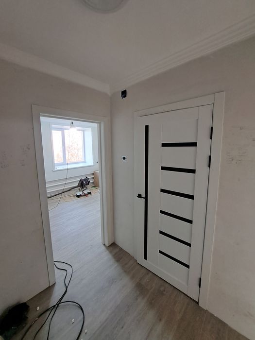 Установка межкомнатных дверей! Укладка ламината! Установка плинтуса!