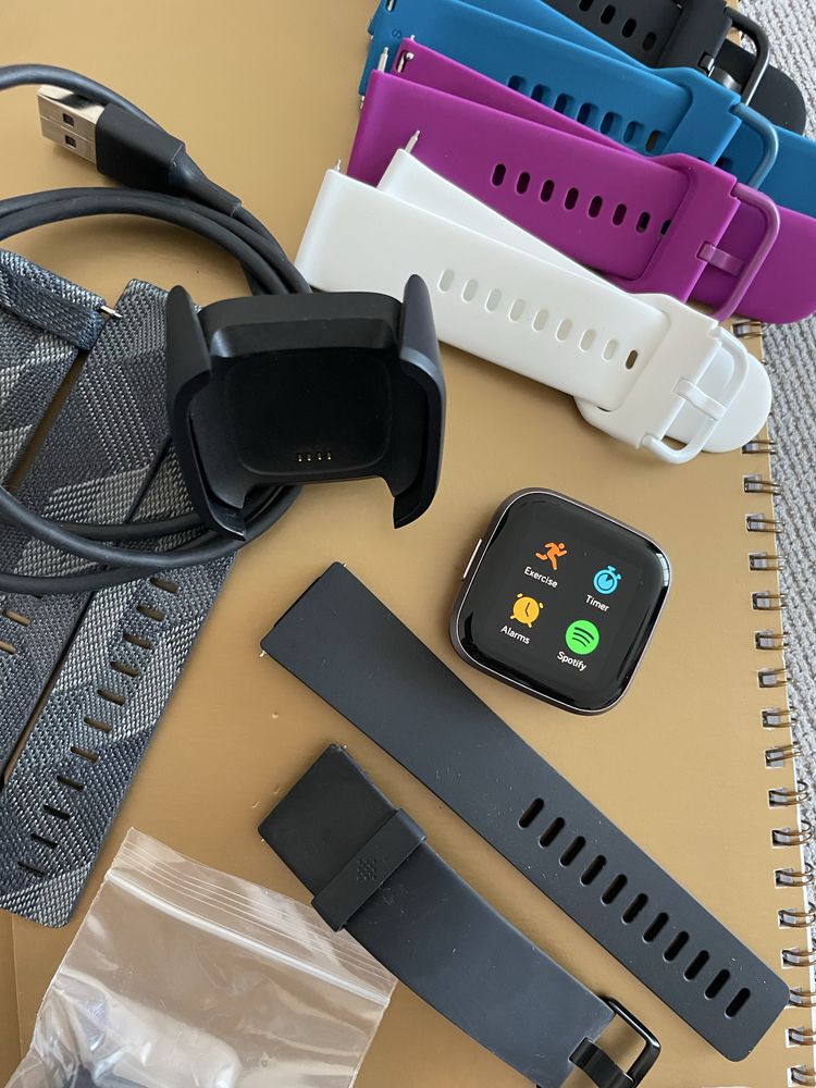 Продава се смарт часовник Fitbit Versa 2 – като нов!