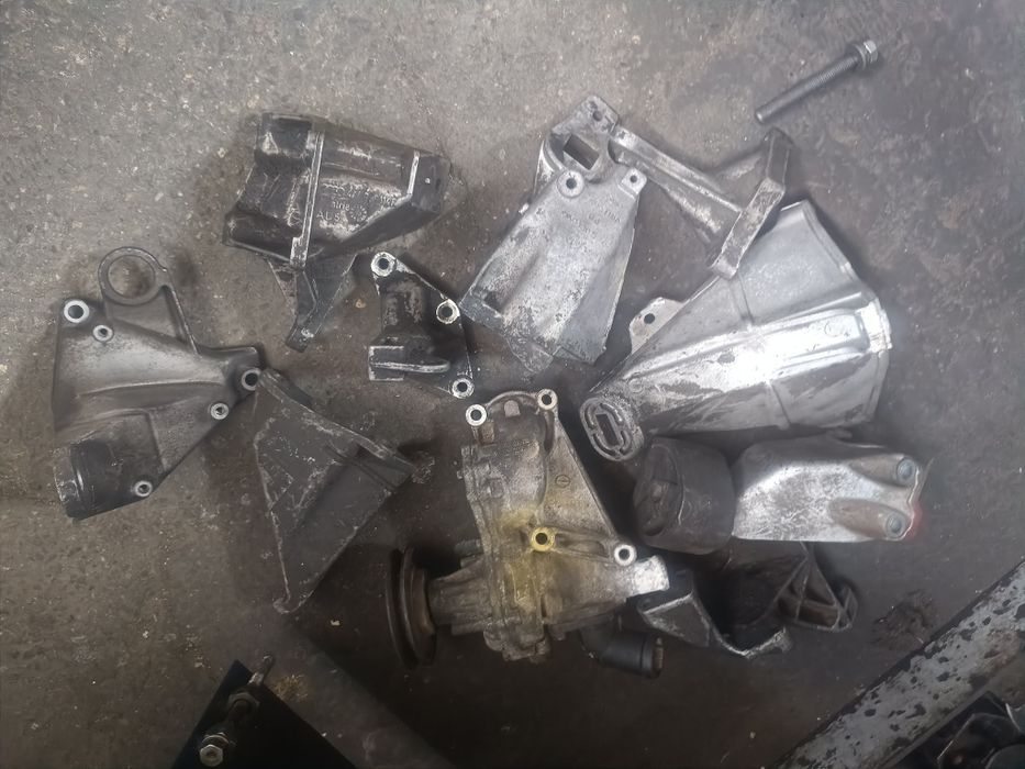 Продам кронштейны двигателя.коробки передач натяжительи многое другое