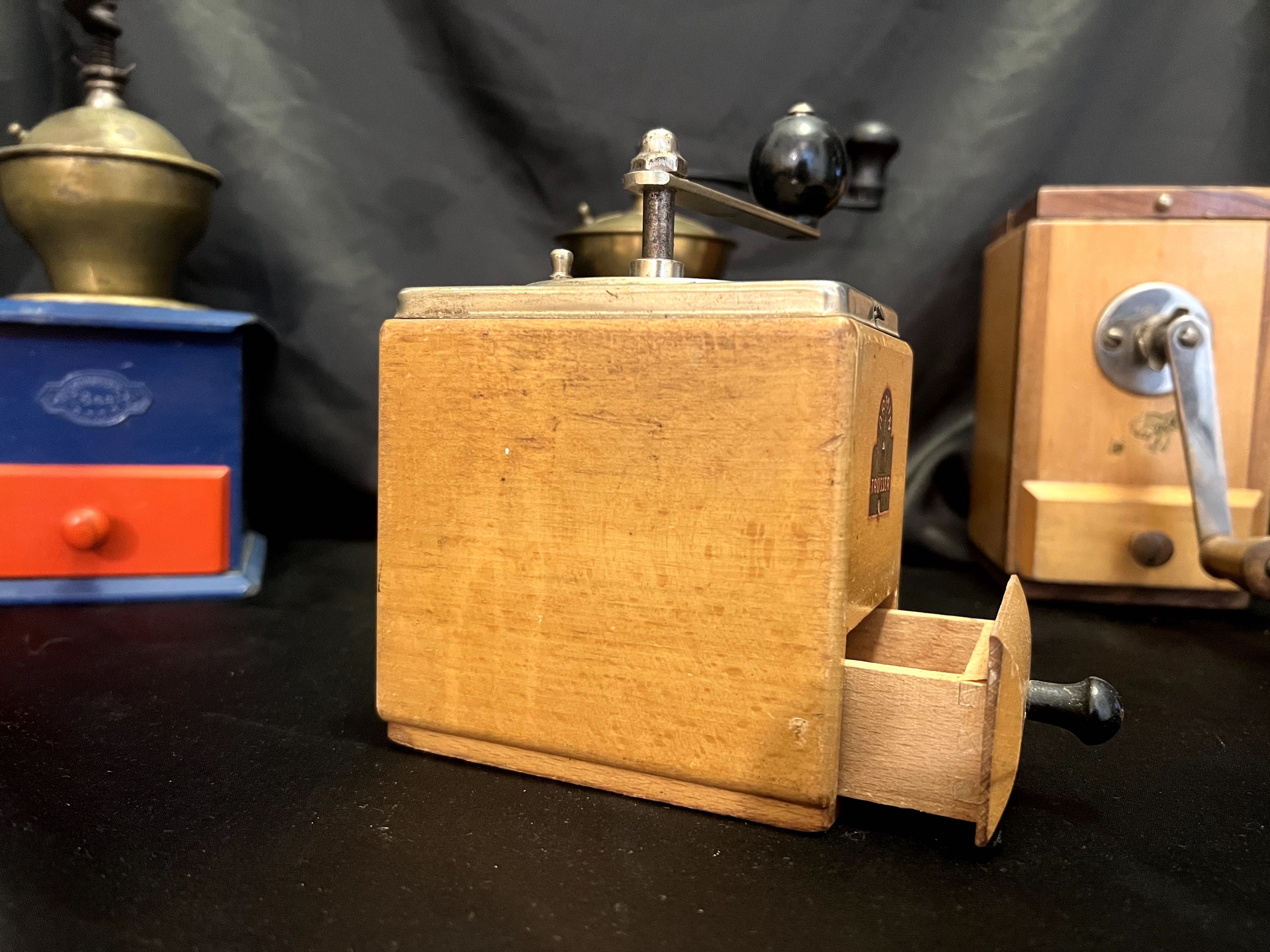 Rasnita de cafea marca:Armin Trosser.
Are dimensiunea de 19x11x8 cm.