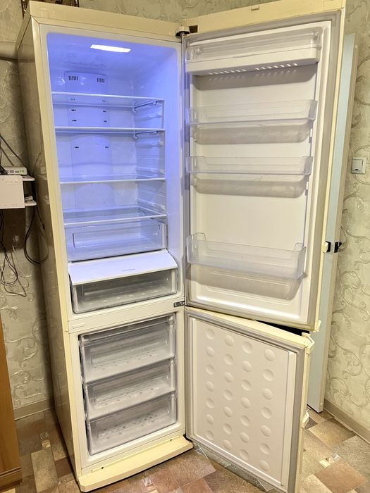 Продам Холодильник Samsung