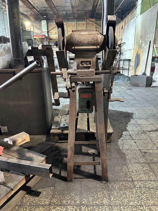 Шмиргел, трифазен, работещ.